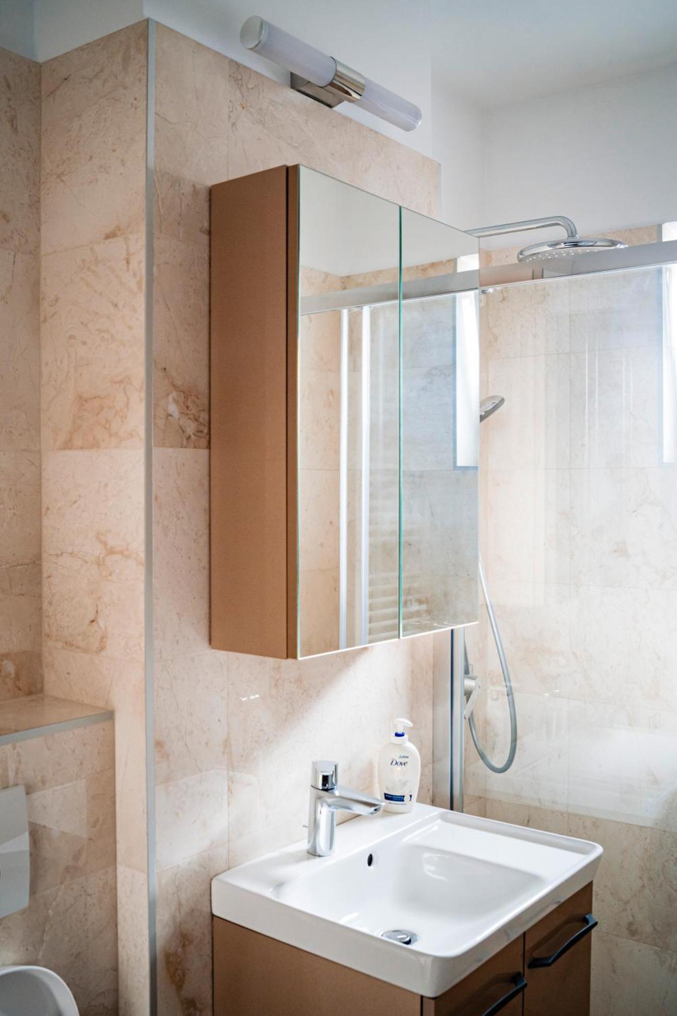 Downtown Apartment Ramnicu Valcea Luaran gambar